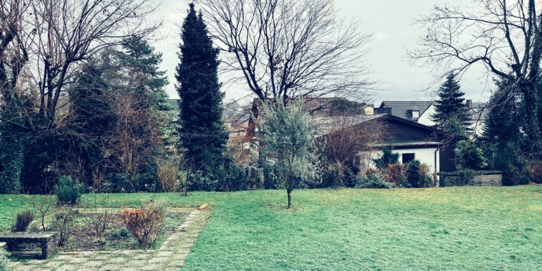 Die Aussicht vom Balkon in den Garten