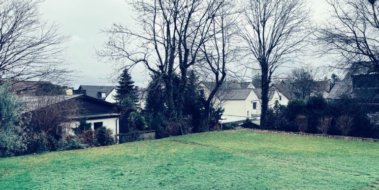 Die Aussicht vom Balkon in den Garten