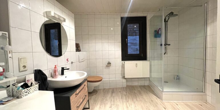 Badezimmer mit Dusche